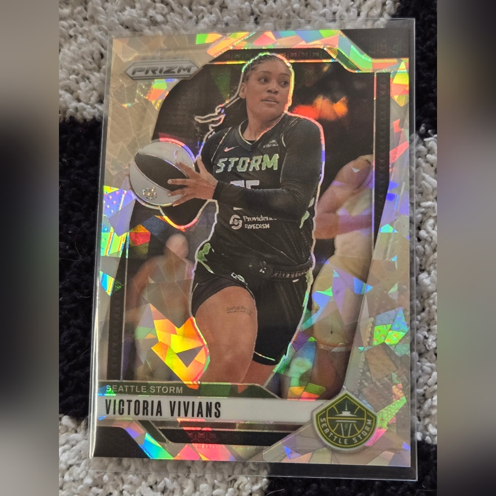 2024 Panini Prizm WNBA Victoria Vivians Silver Cracked Ice Prizm 69